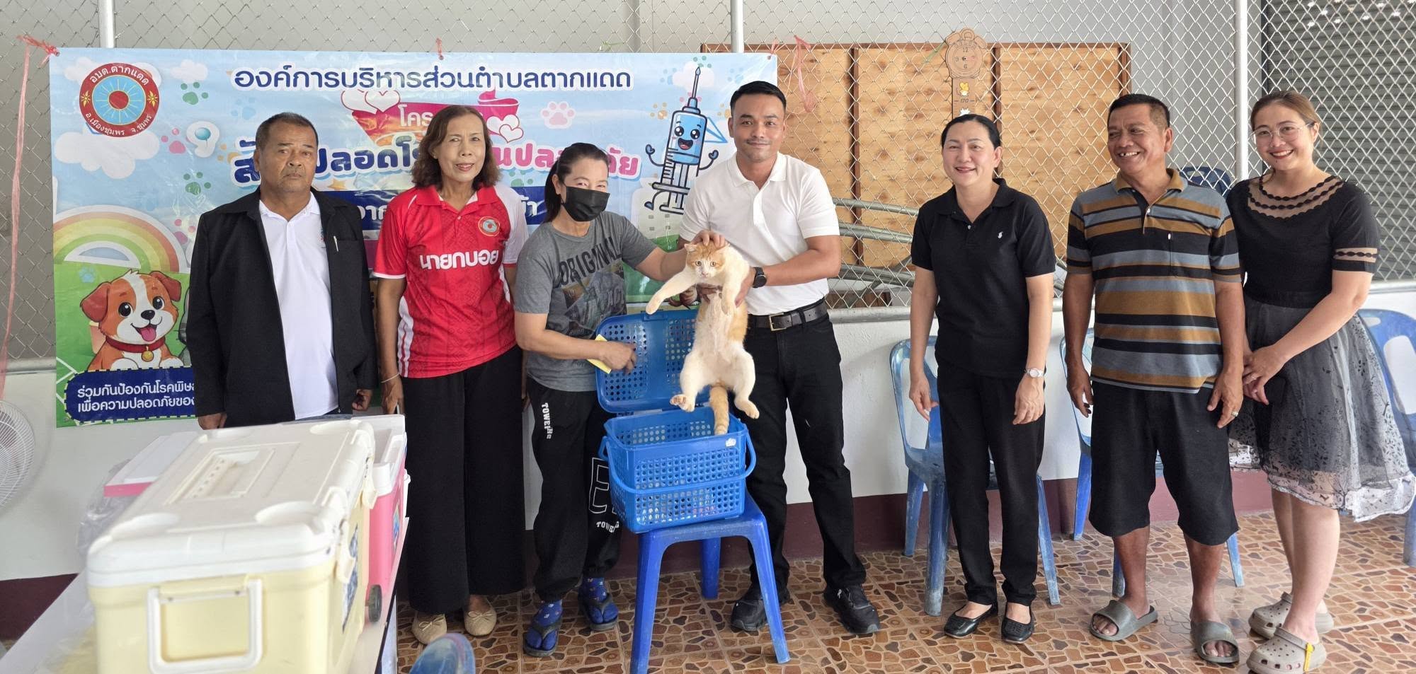 องค์การบริหารส่วนตำบลตากเเดดร่วมกับอาสาสมัครปศุสัตว์ ดำเนินการฉีดวัคซีนป้องกันโรคพิษสุนัขบ้าให้แก่สัตว์เลี้ยง (สุนัขและแมว) ณ ศาลาอเนกประสงค์หมู่บ้าน ของพี่น้องประชาชนในพื้นที่หมู่ที่ 8 เพื่อขับเคลื่อนการดำเนินงานเฝ้าระวัง ป้องกัน ควบคุมโรคพิษสุนัขบ้าให้หมดไปจากชุมชน