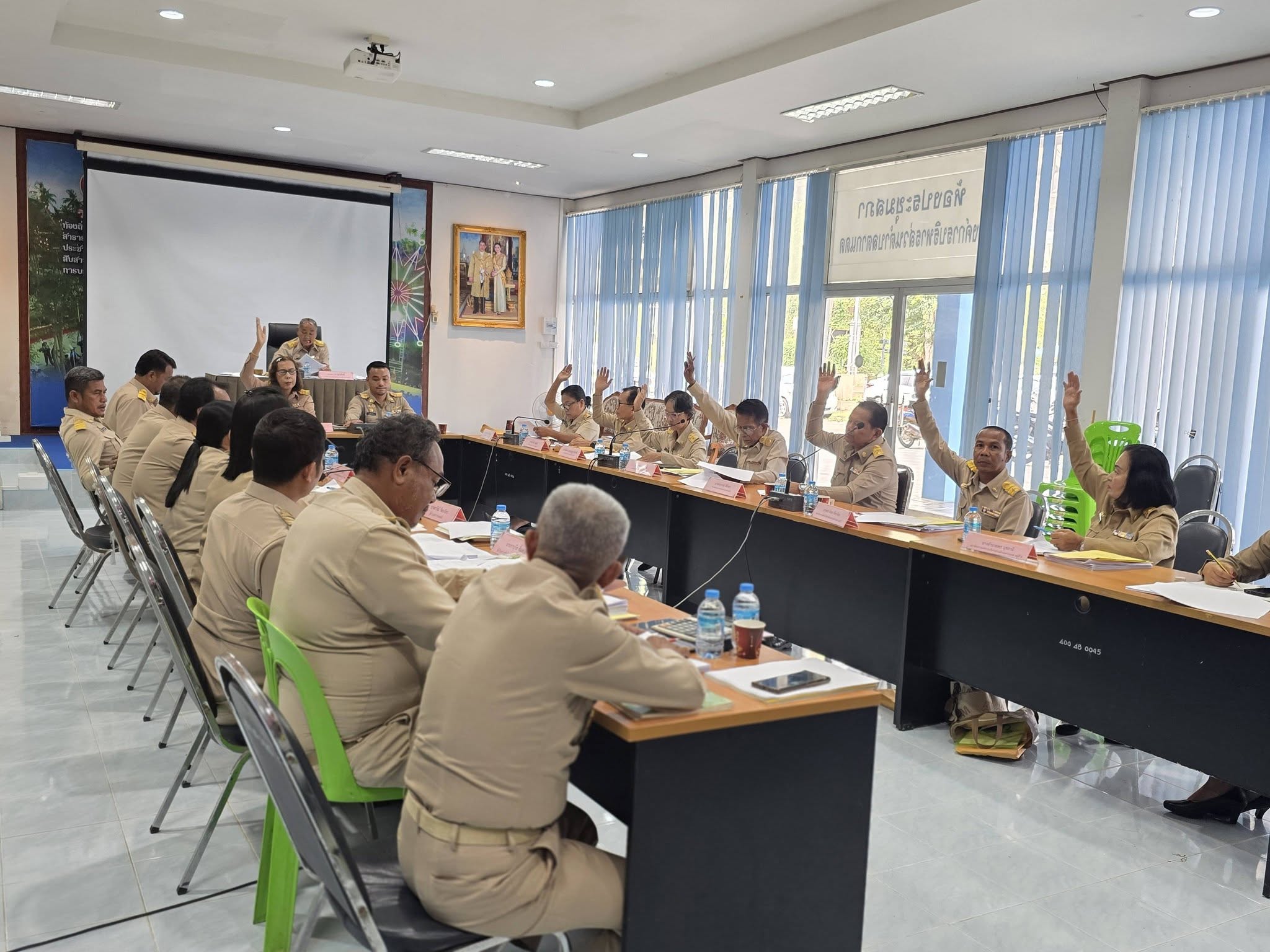 องค์การบริหารส่วนตำบลตากแดด ได้จัดการประชุมสภาองค์การบริหารส่วนตำบลตากแดด สมัยสามัญ สมัยที่ 2 ครั้งที่ 1 ประจำปี 2569 ณ ห้องประชุมองค์การบริหารส่วนตำบลตากแดด อำเภอเมือง จังหวัดชุมพร
            นายถาวร ชูรังสิทธิ์ ประธานสภาองค์การบริหารส่วนตำบลตากแดด เปิดการประชุมสภาสมัยสามัญ สมัยที่ 2 ครั้งที่ 1 ประจำปี 2569 โดยนายไตรรงค์ ชั่งสัจจา นายกองค์การบริหารส่วนตำบลตากแดด พร้อมคณะผู้บริหารได้เสนอญัตติ เพื่อให้สภาฯพิจารณาให้ความเห็นชอบร่างเเผนพัฒนาท้องถิ่น (พ.ศ. 2566 - 2570) เพิ่มเติม ครั้งที่ 1/2569 และพิจารณาอนุมัติใช้จ่ายเงินสะสมของ องค์การบริหารส่วนตำบลตากเเดด ประจำปี 2569 เพื่อเร่งแก้ไขปัญหาความเดือดร้อนของประชาชนตำบลตากแดด