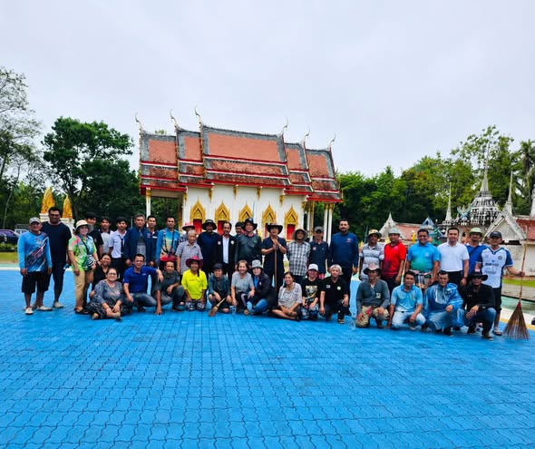 นายไตรรงค์ ชั่งสัจจา นายกองค์การบริหารส่วนตำบลตากแดด พร้อมคณะผู้บริหาร นายชยพล พลสิงห์ ปลัดองค์การบริหารส่วนตำบลตากเเดด เจ้าหน้าที่องค์การบริหารส่วนตำบลตากแดด ผู้นำท้องที่ ผู้นำท้องถิ่น เเละ ประชาชนตำบลตากแดด
        จัดเตรียมสถานที่งานขึ้นผ้าพระราชทาน ประจำปีงบประมาณ พ.ศ. 2569 ณ วัดประเดิม ตำบลตากเเดด อำเภอเมืองจังหวัดชุมพร จังหวัดชุมพร