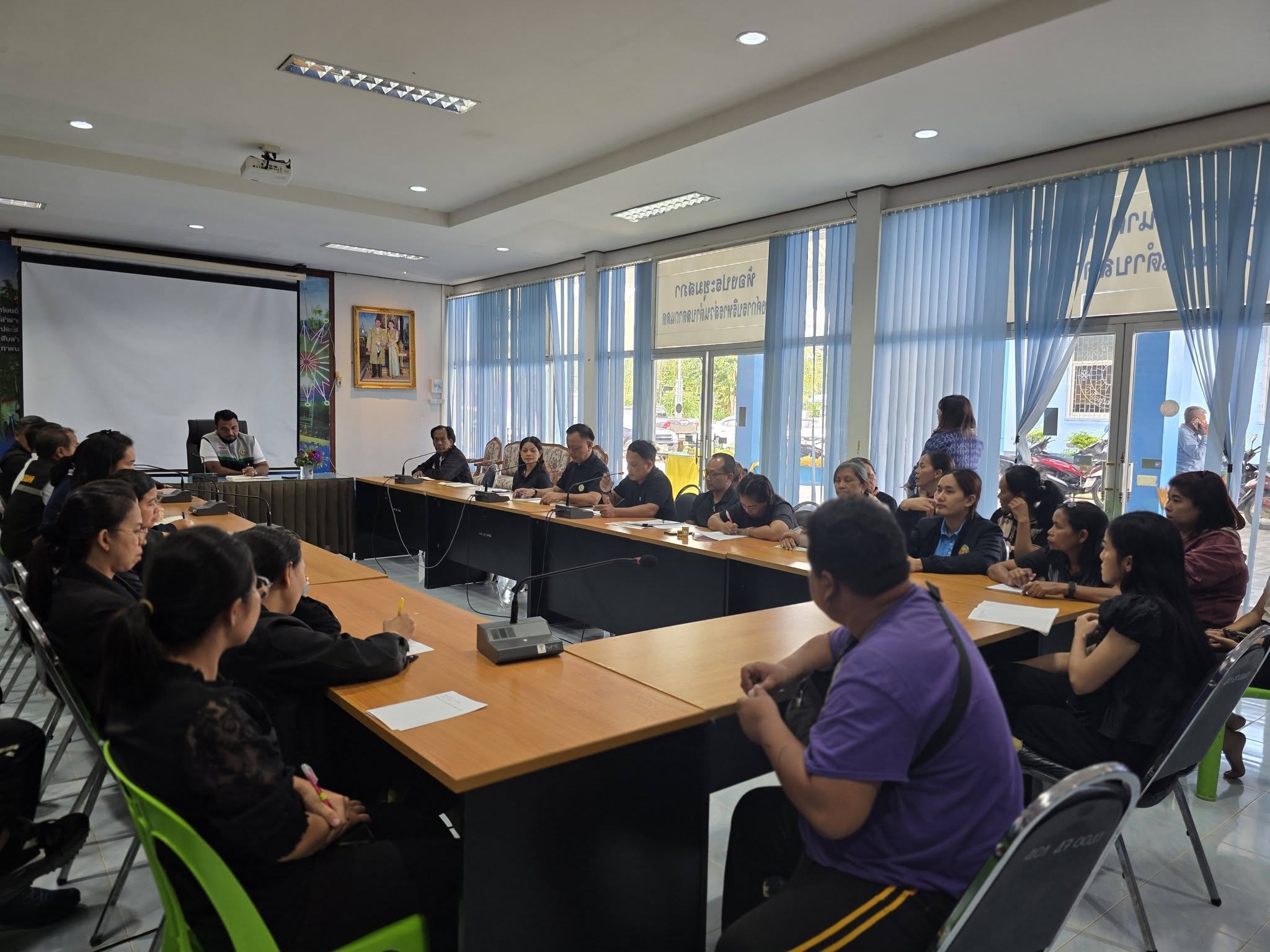 องค์การบริหารส่วนตำบลตากแดด ได้จัดประชุมคณะผู้บริหาร ข้าราชการ และพนักงาน อบต.ตากแดด ประจำเดือนพฤษภาคม 2569 โดยมีนายไตรรงค์ ชั่งสัจจา นายกองค์การบริหารส่วนตำบลตากแดด นายชัชวาล ฉิมสะอาด รองนายกองค์การบริหารส่วนตำบลตากเเดด นายวิจิตร ศิริสังข์ รองนายกองค์การบริหารส่วนตำบลตากเเดด นายสนั่น มนต์ทิพย์ เลขานุการนายกองค์การบริหารส่วนตำบลตากเเดด และนายชยพล พลสิงห์ ปลัดองค์การบริหารส่วนตำบลตากแดด ได้มอบหมายภารกิจงาน  ติดตามผลการดำเนินงานที่ผ่านมา และโครงการ กิจกรรมที่จะดำเนินการในเดือนถัดไป พร้อมรับฟังข้อคิดเห็น ปัญหาอุปสรรคจากการดำเนินงานของแต่ละสำนัก/กอง