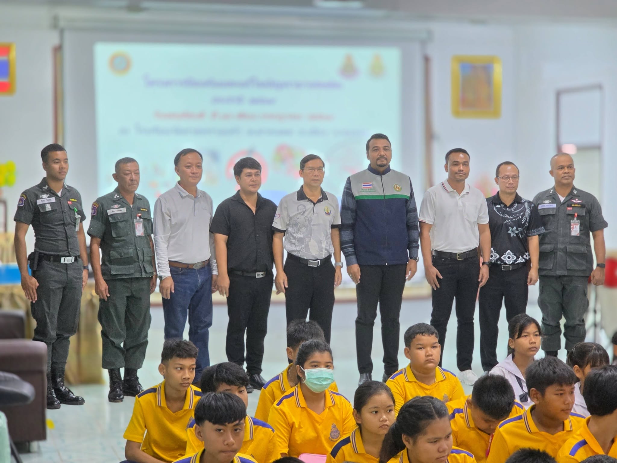 📣องค์การบริหารส่วนตำบลตากเเดด จัดโครงการป้องกันและแก้ไขปัญหายาเสพติด ประจำปีงบประมาณ พ.ศ. 2569 เพื่อส่งเสริมความรู้ ความเข้าใจเกี่ยวกับโทษและพิษภัยของยาเสพติด เสริมสร้างภูมิคุ้มกันทางความคิด และปลูกฝังค่านิยมที่ดีให้แก่เด็กและเยาวชน ให้สามารถดำรงตนได้อย่างเหมาะสม ห่างไกลจากยาเสพติด   
     🔸️ในการนี้ นาย ไตรรงค์ ชั่งสัจจา นายกองค์การบริหารส่วนตำบลตากเเดด ให้เกียรติเป็นประธานในพิธีเปิดโครงการ และได้รับเกียรติจาก เจ้าหน้าที่ตำรวจตระเวนชายแดน กองร้อยตำรวจตระเวนชายแดนที่ 41 เป็นวิทยากรบรรยายให้ความรู้เกี่ยวกับโทษและพิษภัยของยาเสพติด รวมถึงแนวทางการป้องกันตนเอง เพื่อส่งเสริมให้เด็กและเยาวชนมีความตระหนักรู้ รู้เท่าทันปัญหายาเสพติด และเติบโตเป็นกำลังสำคัญของชุมชนที่เข้มแข็งและห่างไกลยาเสพติด