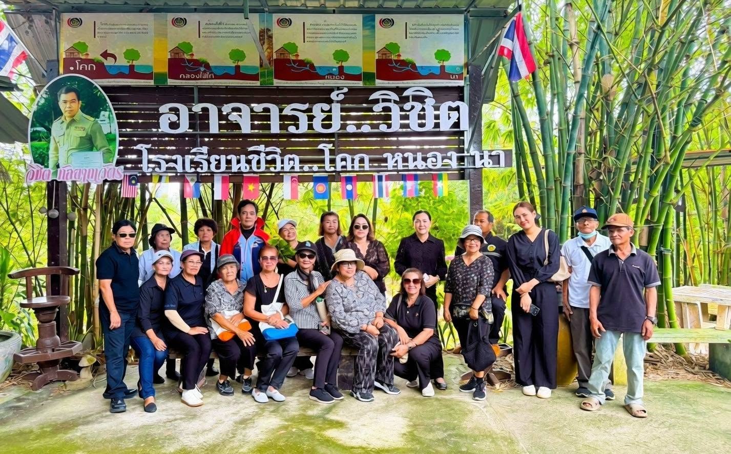 ❤️วันพฤหัสบดี ที่ 16 กรกฎาคม 2569 ❤️
     องค์การบริหารส่วนตำบลตากแดด จัดโครงการโรงเรียนผู้สูงอายุตำบลตากแดด ประจำปี 2569 เพื่อส่งเสริมการพัฒนาคุณภาพชีวิตและการจัดการเรียนรู้ตลอดชีวิตของผู้สูงอายุ เสริมสร้างสุขภาพที่ดีทั้งด้านร่างกายและจิตใจ รวมทั้งเพื่อส่งเสริมให้ผู้สูงอายุสร้างสรรค์ประโยชน์แก่ชุมชนและสังคมโดย องค์การบริหารส่วนตำบลตากแดด นำนักเรียนผู้สูงอายุเข้าร่วมกิจกรรม ศึกษาดูงานและเรียนรู้หลักปรัชญาของเศรษฐกิจพอเพียง ณ โรงเรียนชีวิต โคกหนองนาบายใจ อำเภอทุ่งตะโก จังหวัดชุมพร
กิจกรรมในครั้งนี้จัดขึ้นเพื่อส่งเสริมการเรียนรู้จากแหล่งเรียนรู้จริง แลกเปลี่ยนประสบการณ์ และนำหลักปรัชญาของเศรษฐกิจพอเพียงมาประยุกต์ใช้ในการดำเนินชีวิต สร้างคุณภาพชีวิตที่ดี พร้อมส่งเสริมการมีส่วนร่วมและการเรียนรู้ตลอดชีวิตของผู้สูงอายุในชุมชนต่อไป 🌿