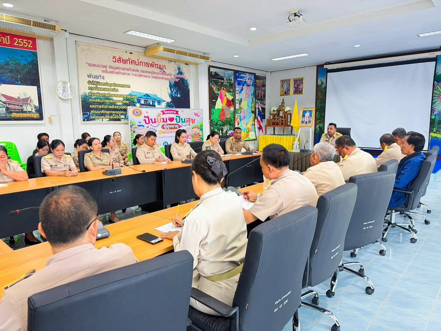 องค์การบริหารส่วนตำบลตากแดด ได้จัดประชุมคณะผู้บริหาร ข้าราชการ และพนักงาน อบต.ตากแดด ประจำเดือนสิงหาคม 2569 โดยมีนายไตรรงค์ ชั่งสัจจา นายกองค์การบริหารส่วนตำบลตากแดด นายชัชวาล ฉิมสะอาด รองนายกองค์การบริหารส่วนตำบลตากเเดด นายวิจิตร ศิริสังข์ รองนายกองค์การบริหารส่วนตำบลตากเเดด นายสนั่น มนต์ทิพย์ เลขานุการนายกองค์การบริหารส่วนตำบลตากเเดด และนายชยพล พลสิงห์ ปลัดองค์การบริหารส่วนตำบลตากแดด ได้มอบหมายภารกิจงาน  ติดตามผลการดำเนินงานที่ผ่านมา และโครงการ กิจกรรมที่จะดำเนินการในเดือนถัดไป พร้อมรับฟังข้อคิดเห็น ปัญหาอุปสรรคจากการดำเนินงานของแต่ละสำนัก/กอง