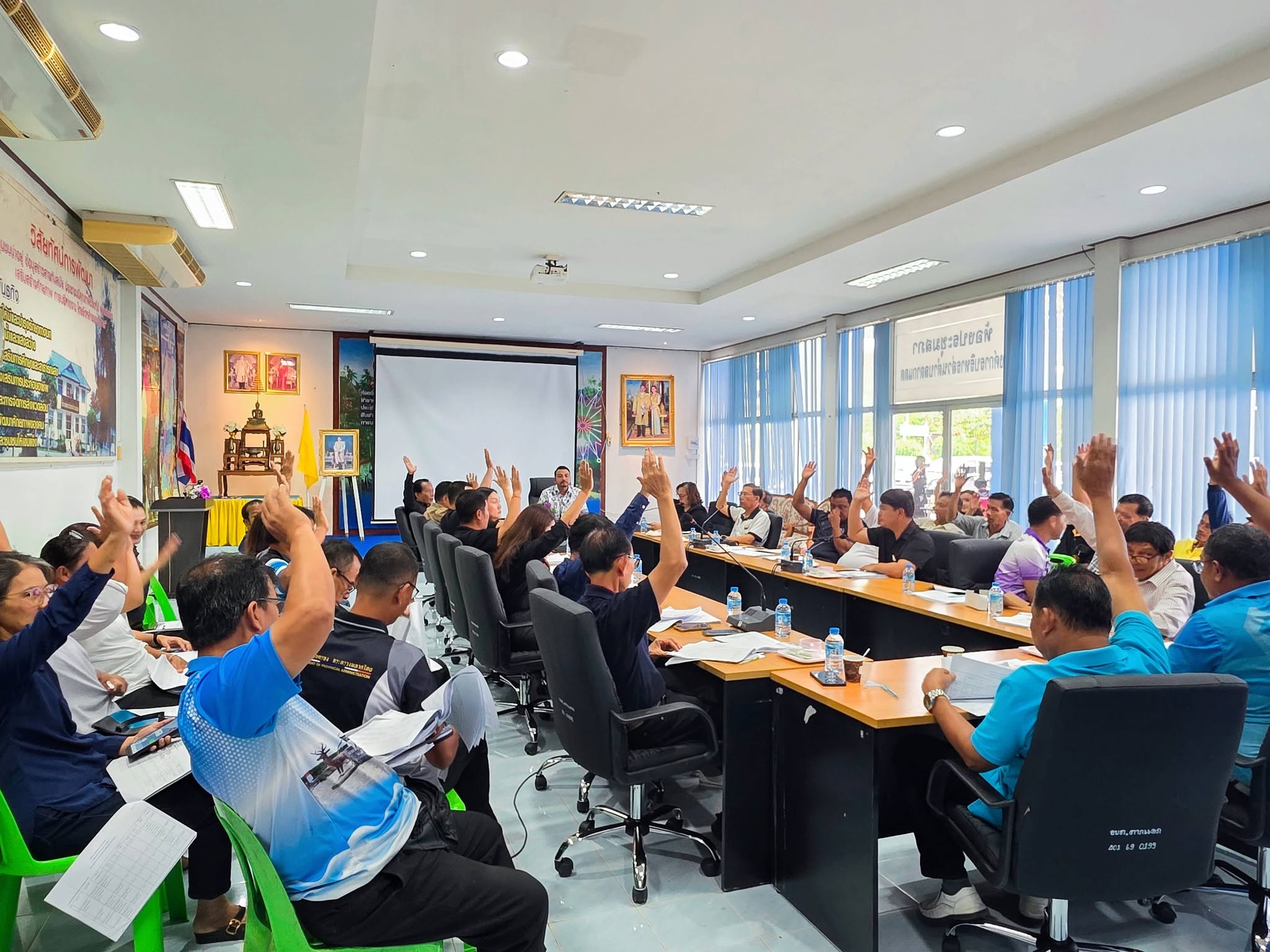 นายไตรรงค์ ชั่งสัจจา นายกองค์การบริหารส่วนตำบลตากแดด พร้อมด้วยคณะผู้บริหาร ผู้นำท้องที่ และผู้นำท้องถิ่น 🤝 เข้าร่วมประชุม โครงการก่อสร้างงานบำรุงทางสาย ชพ.2058   เพื่อรับฟังรายละเอียดและแนวทางการดำเนินโครงการ รวมถึงร่วมประสานงานเพื่อให้การดำเนินงานเป็นไปด้วยความเรียบร้อย
🛣️ ทั้งนี้ เพื่อพัฒนาและปรับปรุงเส้นทางคมนาคม 🚧 อำนวยความสะดวก และเพิ่มความปลอดภัยในการเดินทางของประชาชนในพื้นที่ ❤️