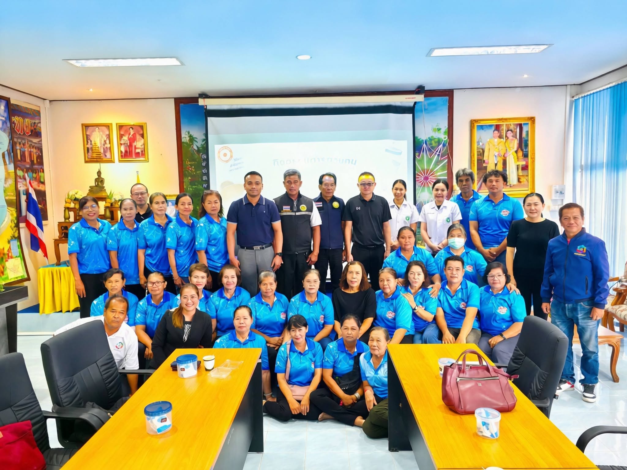 🧂 กิจกรรมควบคุมโรคขาดสารไอโอดีน ประจำปี 2569
องค์การบริหารส่วนตำบลตากแดด กำหนดจัด กิจกรรมควบคุมโรคขาดสารไอโอดีน ประจำปี 2569 เพื่อส่งเสริมความรู้และความเข้าใจเกี่ยวกับสาเหตุ อันตราย และการป้องกันโรคขาดสารไอโอดีน พร้อมส่งเสริมการบริโภคเกลือเสริมไอโอดีนในชุมชน
📍 ณ ห้องประชุมองค์การบริหารส่วนตำบลตากแดด
ภายในกิจกรรมได้รับความอนุเคราะห์วิทยากร นางสาวอรวรรณ นิลโกสี ตำแหน่งแพทย์แผนไทยปฏิบัติการ ถ่ายทอดความรู้ในหัวข้อเกี่ยวกับ
• ผลิตภัณฑ์ด้านอาหารที่มีสารไอโอดีน
• ประโยชน์และโทษของสารไอโอดีน
• การขับเคลื่อนชุมชนสู่การเป็นหมู่บ้านต้นแบบไอโอดีน
• แนวทางการบริโภคอาหารเพื่อสุขภาพ
✨ เพื่อสร้างความรู้ ความเข้าใจ และส่งเสริมให้ประชาชนสามารถนำความรู้ไปประยุกต์ใช้ในการดูแลสุขภาพของตนเองและครอบครัวได้อย่างเหมาะสม
องค์การบริหารส่วนตำบลตากแดด
มุ่งส่งเสริมสุขภาพและคุณภาพชีวิตที่ดีของประชาชนในพื้นที่