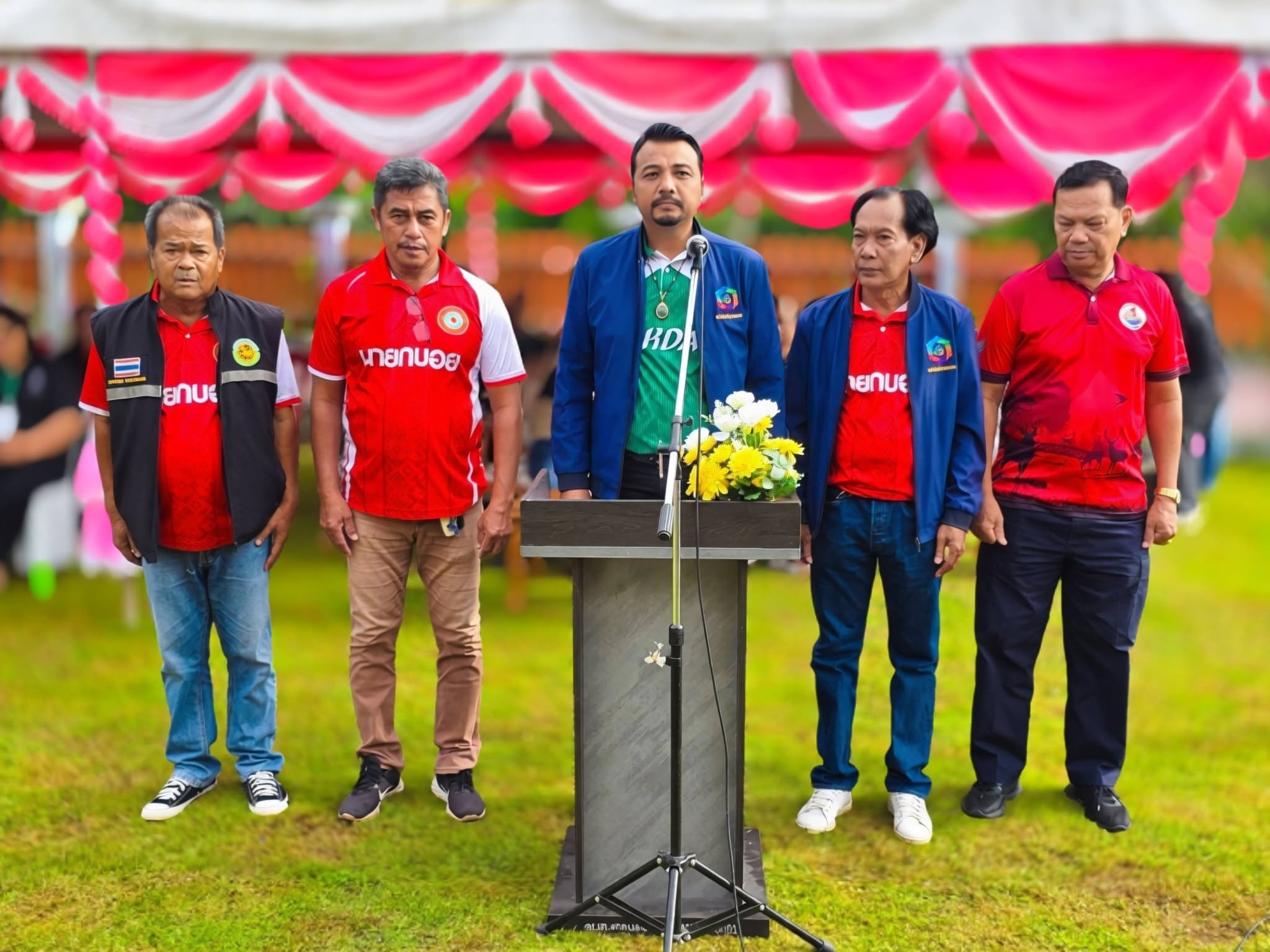 องค์การบริหารส่วนตำบลตากแดด จัดกิจกรรม การแข่งขันกีฬาภายในศูนย์พัฒนาเด็กเล็ก ประจำปี ๒๕๖๙ โดยมี นายไตรรงค์ ชั่งสัจจา นายกองค์การบริหารส่วนตำบลตากแดด เป็นประธานกล่าวเปิดกิจกรรม พร้อมด้วยคณะผู้บริหาร คณะครู บุคลากร เด็กเล็ก และผู้ปกครองเข้าร่วมกิจกรรม 👧🧒🤝
🎯 วัตถุประสงค์ของการจัดกิจกรรม
🔹 ส่งเสริมให้เด็กเล็กได้ออกกำลังกายและเล่นกีฬา มีสุขภาพร่างกายแข็งแรง สมบูรณ์ และมีพัฒนาการที่เหมาะสมตามวัย 💪
🔹 ส่งเสริมให้เด็กมีระเบียบวินัย รู้จักความสามัคคี การปฏิบัติตามกติกา และมีน้ำใจนักกีฬา 🏅
🔹 เปิดโอกาสให้เด็กได้เรียนรู้ผ่านประสบการณ์จริง กล้าแสดงออก และสร้างความสัมพันธ์อันดีระหว่างเด็ก ครู และผู้ปกครอง ❤️
🌈 “กีฬาไม่ใช่แค่การแข่งขัน แต่คือการเรียนรู้ รู้แพ้ รู้ชนะ รู้อภัย และเติบโตไปด้วยกัน” 🏆😊
องค์การบริหารส่วนตำบลตากแดด มุ่งส่งเสริมพัฒนาการเด็กปฐมวัยให้เติบโตอย่างมีคุณภาพ แข็งแรง และมีความสุข 💙💚✨