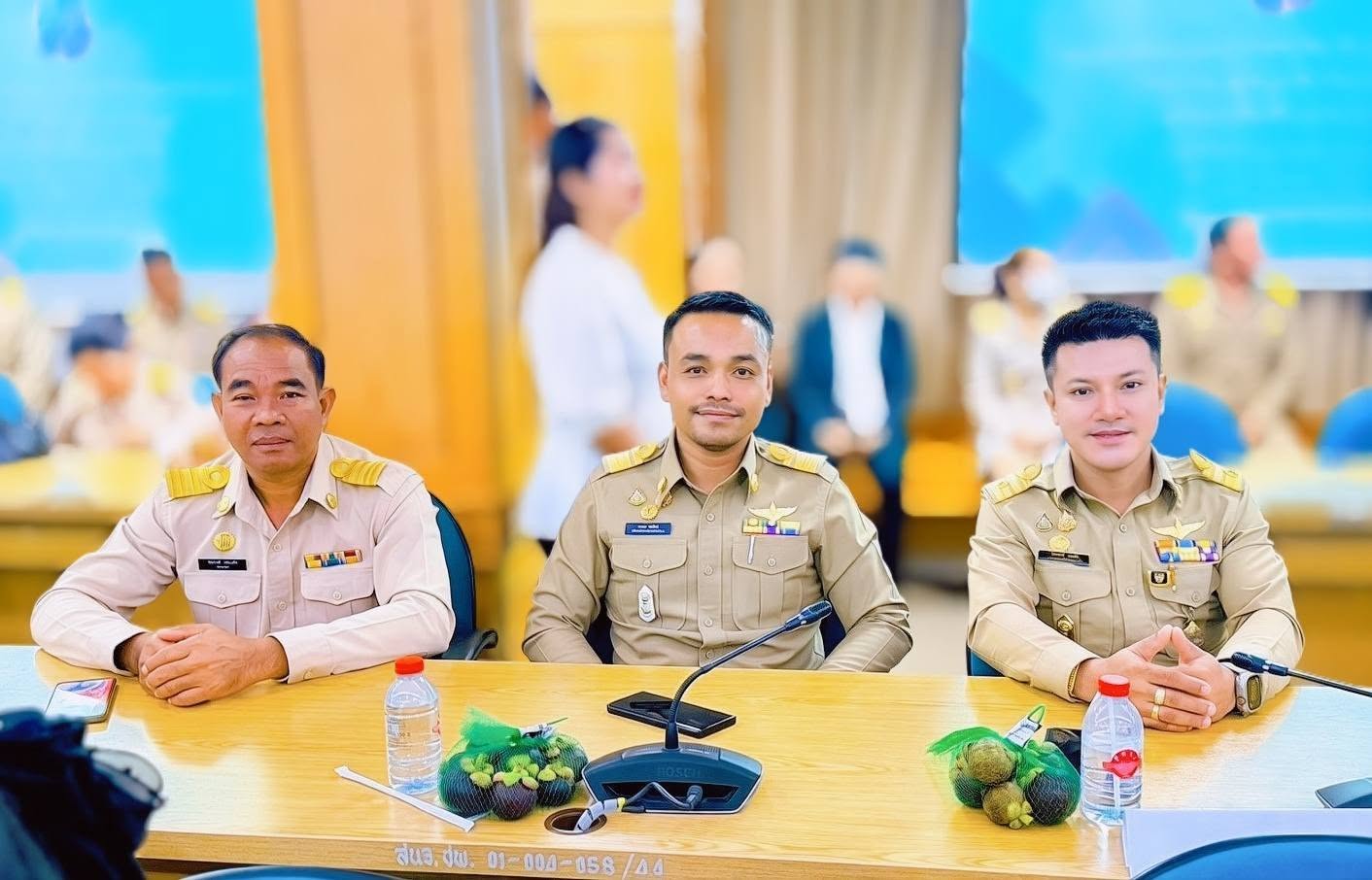 นายไตรรงค์ ชั่งสัจจา นายกองค์การบริหารส่วนตำบลตากแดด มอบหมายให้ นาย ชยพล พลสิงห์ปลัดองค์การบริหารส่วนตำบลตากแดด เป็นผู้แทนเข้ารับเกียรติบัตรจากจังหวัดชุมพร 🏅
📜 เพื่อแสดงว่า องค์การบริหารส่วนตำบลตากแดด เป็นหน่วยงานขับเคลื่อนการแก้ไขปัญหาเด็กและเยาวชนนอกระบบการศึกษาให้กลายเป็นศูนย์ของจังหวัดชุมพร 👧🧒📚
🤝 ทั้งนี้ เพื่อร่วมส่งเสริม สนับสนุน และสร้างโอกาสทางการเรียนรู้ให้แก่เด็กและเยาวชนนอกระบบการศึกษา ให้ได้รับโอกาสในการพัฒนาตนเองและมีคุณภาพชีวิตที่ดียิ่งขึ้น 🌱📖✨
💙 องค์การบริหารส่วนตำบลตากแดด มุ่งมั่นสร้างโอกาสทางการศึกษา เพื่ออนาคตของเด็กและเยาวชน 🌟
