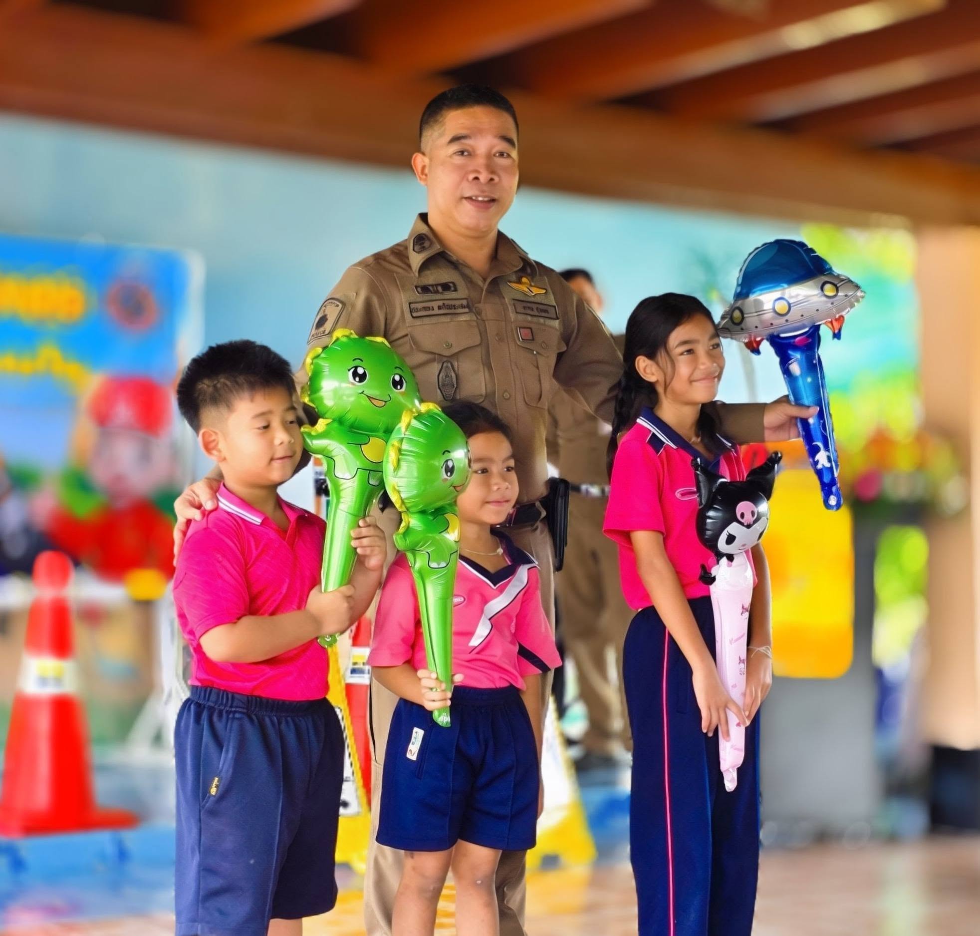 นายไตรรงค์ ชั่งสัจจา นายกองค์การบริหารส่วนตำบลตากแดด มอบหมายให้ นายชัชวาล ฉิมสะอาด รองนายกองค์การบริหารส่วนตำบลตากแดด เป็นประธานในพิธีเปิด การอบรมให้ความรู้เกี่ยวกับวินัยจราจรและการขับขี่อย่างปลอดภัย
🎯 เพื่อส่งเสริมความรู้ ความเข้าใจเกี่ยวกับกฎจราจร สร้างจิตสำนึกในการใช้รถใช้ถนน และลดความเสี่ยงจากอุบัติเหตุทางถนน เพื่อให้ประชาชนสามารถใช้รถใช้ถนนได้อย่างถูกต้องและปลอดภัย 🚗🛵✨