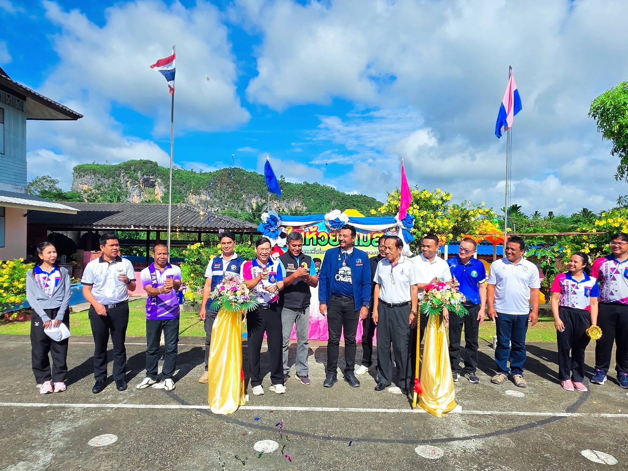 นายไตรรงค์ ชั่งสัจจา นายกองค์การบริหารส่วนตำบลตากแดด เป็นประธานในพิธีเปิดการแข่งขันกีฬาสี โรงเรียนบ้านในห้วย พร้อมด้วยคณะผู้บริหาร และเจ้าหน้าที่องค์การบริหารส่วนตำบลตากแดด 
🎉 การจัดกิจกรรมในครั้งนี้มีวัตถุประสงค์เพื่อส่งเสริมให้นักเรียนได้ออกกำลังกาย มีสุขภาพร่างกายที่แข็งแรง รู้จักการทำงานเป็นทีม มีน้ำใจนักกีฬา รู้แพ้ รู้ชนะ รู้อภัย ตลอดจนสร้างความสามัคคีและความสัมพันธ์อันดีระหว่างนักเรียน คณะครู และผู้เข้าร่วมกิจกรรม
💪⚽ อบต.ตากแดด ขอร่วมส่งกำลังใจให้นักกีฬาทุกคน สนุกกับการแข่งขันและแสดงศักยภาพอย่างเต็มที่ครับ 🏆🎊