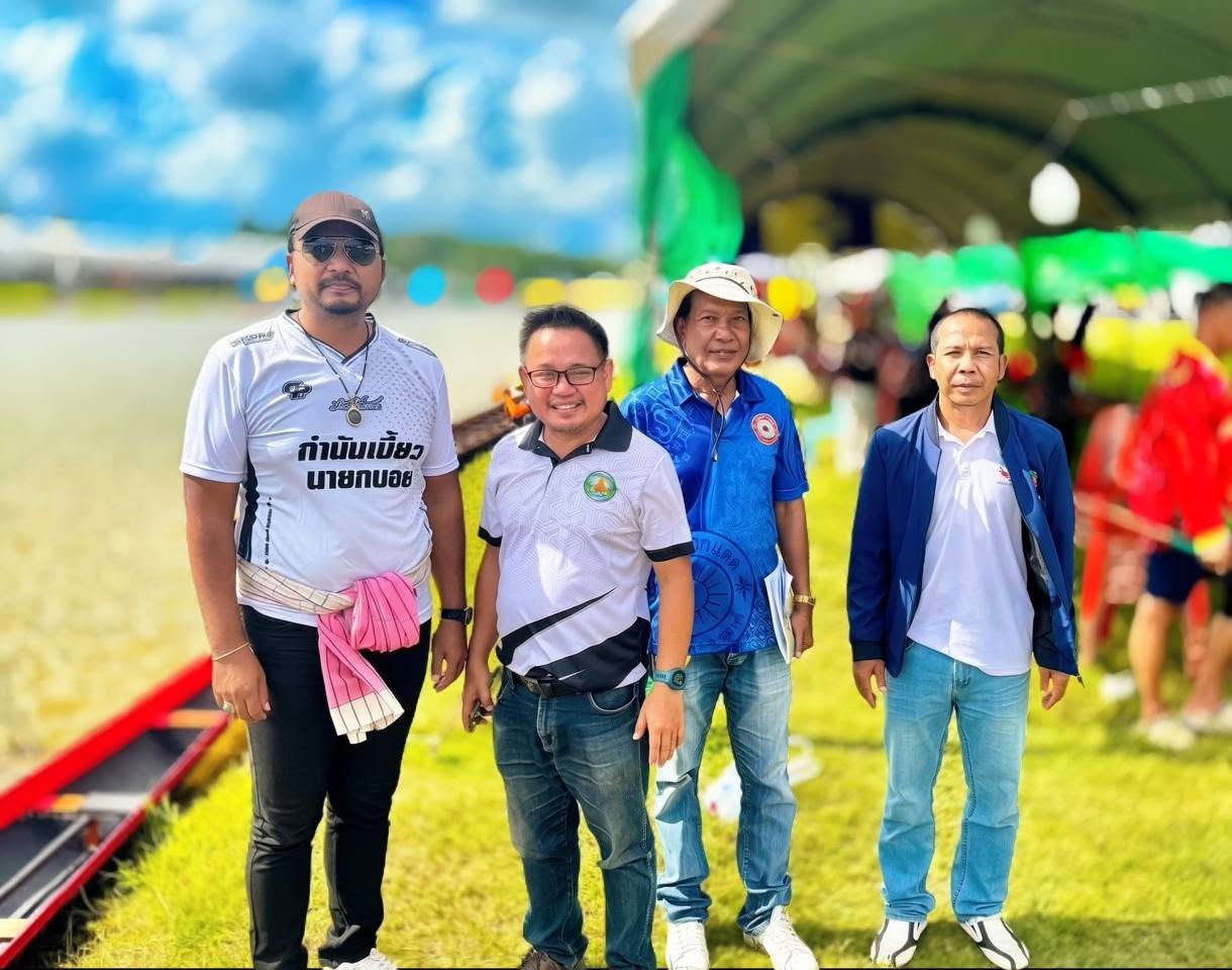นายไตรรงค์ ชั่งสัจจา นายกองค์การบริหารส่วนตำบลตากแดด พร้อมด้วยคณะผู้บริหาร ร่วมส่งแรงเชียร์และกำลังใจให้แก่ “ทีมฅนแสงแดด” ในการเข้าร่วมการแข่งขัน เรือยาวประเพณี จังหวัดชุมพร ประจำปี 2569
     ขอชื่นชมในความมุ่งมั่น ความเสียสละ และหัวใจของนักกีฬาและฝีพาย ทีมฅนแสงแดด ทุกคน ❤️🚣‍♂️